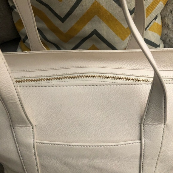 Authentic Tory Burch Bag. Almost New. Used only once to travel. Very spacious! - Picture 6 of 10